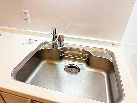 キレイなお水がいつでも、安心して飲める浄水器内蔵型水栓付き。