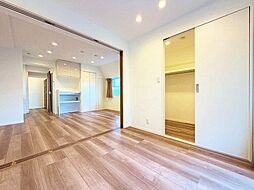 リビングと隣接の洋室は、引き戸を開くと広々空間になります。