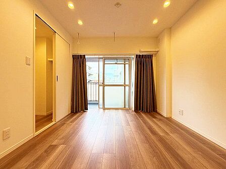 居心地のいい暮らしには欠かせない採光。たっぷりと陽光が注がれる明るい空間。