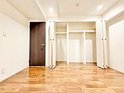 充分な収納スペースを確保。居室内に余計な家具を置く必要がなく、シンプルですっきりとした暮らしが実現。