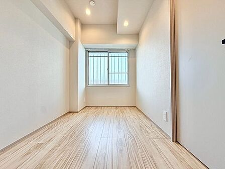 居心地のいい暮らしには欠かせない眩い採光。ゆったりとした幅の窓からこの空間に降り注ぐ採光が絶えません。