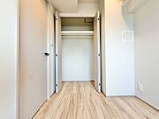充分な収納スペースを確保。居室内に余計な家具を置く必要がないので、シンプルですっきりとした暮らし。