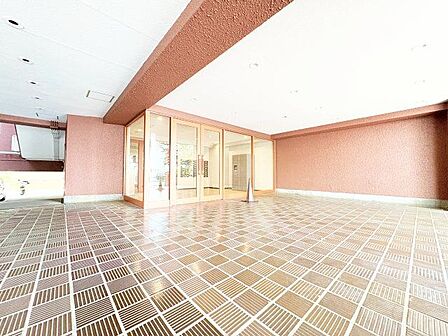 落ち着きのある温かな風情のエントランスは、訪れる方々を優しく包み込み、心地よい空間を演出します。