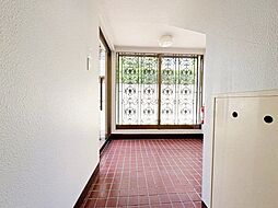 落ち着きのある温かな風情のエントランスは、訪れる方々を優しく包み込み、心地よい空間を演出しています。