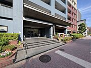 街の環境と住む人の暮らしを第一に考え創り出された、こだわりのエントランス空間。