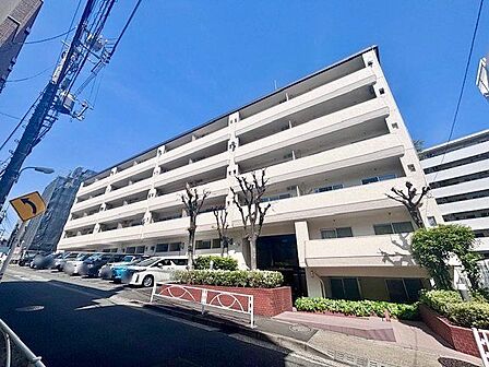 豊かな住環境に恵まれた大規模レジデンス。明るさとぬくもりを感じる、落ち着いた佇まい。