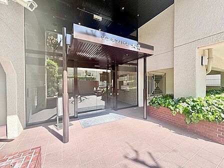 エントランスは、まさに顔となる場所。満ち足りたプライベートシーンへと誘う気品があります。