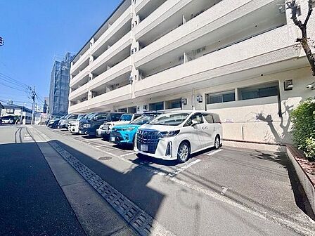 敷地内駐車場。