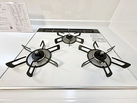 3口コンロで、お料理の効率もアップ。受け皿のないフラット天板で、お手入れもラクラク。