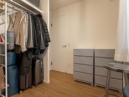 充分な収納スペースを確保。居室内に余計な家具を置く必要がないので、シンプルですっきりとした暮らし。