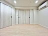 寝室：過ぎ行く時間をゆったりと感じられる落ち着いたお部屋。静かな環境でリラックスタイムをスタート。