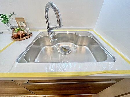 大きな調理器具や食器類もゆったり洗えるシンクです。