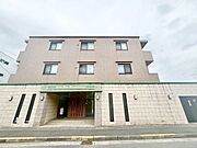 美しいフォルムによって建てられた5階建レジデンス。永く大切に住まわれてきた風格があります。