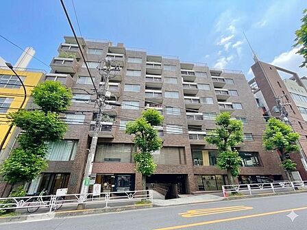 都心ながらも、ゆったりとした時を刻む住環境が魅力。（空の加工を生成AIで行っています）