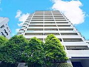 爽やかな青空の下に贅沢なほどに降り注ぐ陽光、豊かな居住性。クオリティが見事に調和した住空間。（空の加工を生成AIで行っています）
