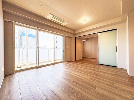 太陽の恵みを一気に受けたあたたかいお住まい。明るく風通しの良い開放感のある空間。