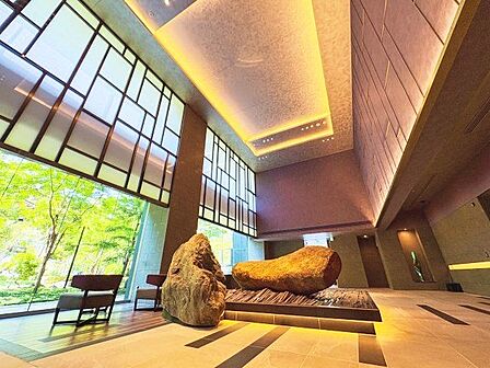 エントランスは上質な住空間へ導きます。訪れるたび帰るたびに優しくおもてなし。