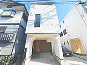 街並みに自然と馴染む色を基調とした外観は、温かみのある色合いが全体を包み、やさしい雰囲気を感じます。