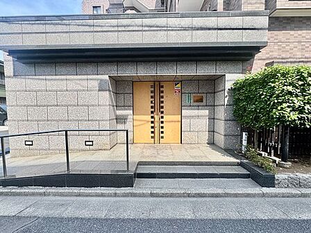 外と内をつなぐエントランスは、まさに顔となる場所。シンプルながらも上質な空間を作り出します。