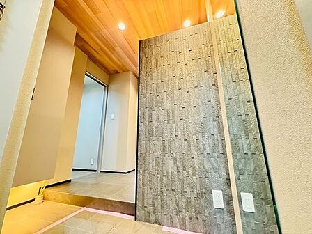 明るく開放的な空間を美しい建具が見事に演出。住まいの顔となる玄関は、落ち着きと華やぎの満ちた空間。