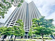 美しく都会的なデザインの外観。上質で洗練されたディディールでラグジュアリーな住まいを実現。