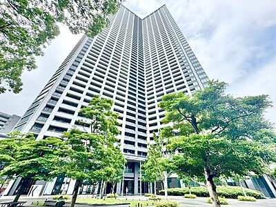外観：美しく都会的なデザインの外観。上質で洗練されたディディールでラグジュアリーな住まいを実現。
