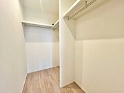 大容量収納可能なウォークインクローゼットはシーズンオフの服や生活用品をたくさん収納できます。