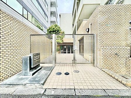 趣のある風情のエントランス。美しさが色あせない愛着の湧く佇まい。