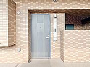 毎日出入りに使う玄関は外出する時は爽やかに、帰宅するときはホッとする落ち着いた空間へ。