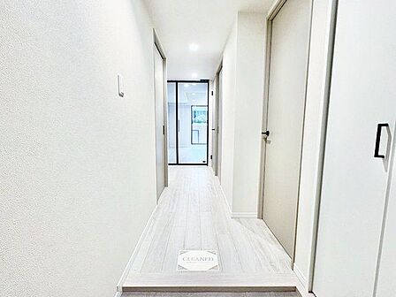 清潔感のある室内がお出迎え。「行ってきます」と「ただいま」は、この玄関から始まります。
