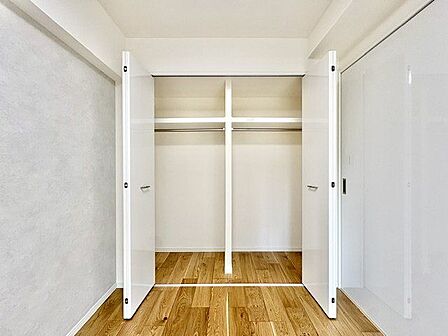 充分な収納スペースを確保。居室内に余計な家具を置く必要がないので、シンプルですっきりとした暮らし。
