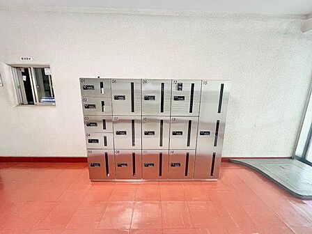 宅配BOX。お仕事やお出かけで荷物が受け取れない時も大変便利です。