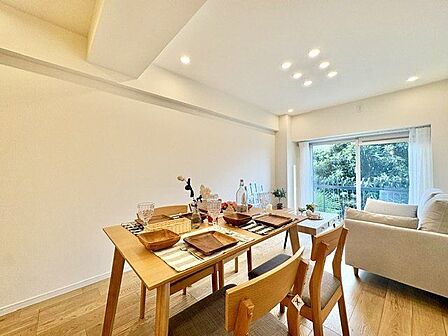 光と風があふれる開放的なリビングダイニング。明るく穏やかな空気のなかで飲んだり、食べたり、笑ったり。