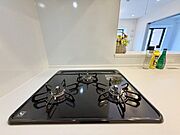 忙しいときでも一度にたくさんの料理が作れる3口コンロ。使い勝手の良さを考えました。