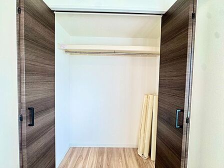 充分な収納スペースを確保。居室内に余計な家具を置く必要がないので、シンプルですっきりとした暮らしが実現しています。