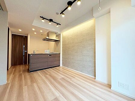 木目調の床から木のぬくもりを感じられるリビングルーム。