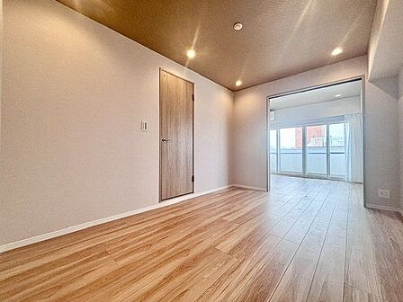 窓越しに射し込む自然光が風合い豊かな室内を照らし出し、落ち着きのある上品な空間を演出します。