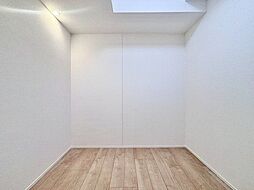 ナチュラルカラーのフローリングのお部屋は、温かみを感じさせリラックスをもたらす効果があります。