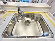 キレイなお水がいつでも安心して飲める浄水器付。