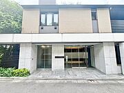 閑静な住宅街に佇む重厚感のある低層マンション。ゆったりと落ち着いた時間をお過ごしいただけます。