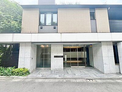 外観：閑静な住宅街に佇む重厚感のある低層マンション。ゆったりと落ち着いた時間をお過ごしいただけます。