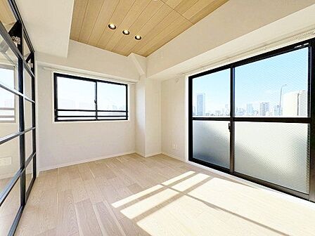 たっぷりと陽光が注がれる明るい空間。やわらかな光がリラックスタイムへと誘います。