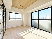 たっぷりと陽光が注がれる明るい空間。やわらかな光がリラックスタイムへと誘います。