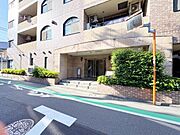都心の洗練された暮らしになじむ、気品ある穏やかなエントランス空間。