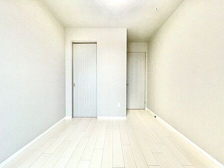 住まう方自身でカスタマイズして頂けるように「シンプル」にデザインされた室内。