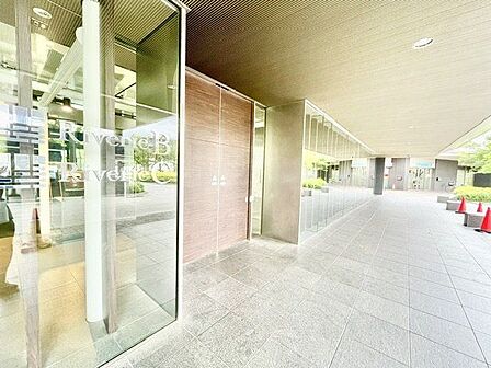 スタイリッシュで質感があり、機能的でもあるエントランス。邸宅へ導くアプローチが気分を高めてくれます。