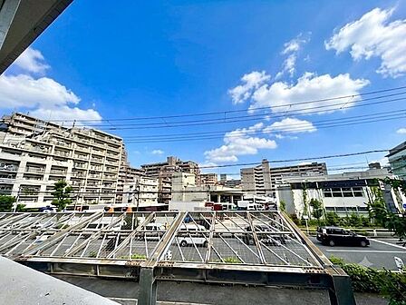 さまざまな表情の景色を眺めながら、くつろぎのひと時をお過ごし頂けます。（空の加工を生成AIで行っています）