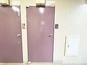 毎日出入りに使う玄関は外出する時は爽やかに、帰宅するときはホッとする落ち着いた空間へ。