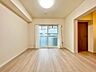 室内：光はやすらぎのひと時を演出するアイテム。バルコニー越しの柔らかい光が差し込み温かく包み込みます。