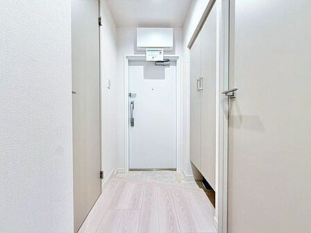 お出掛けの際も帰宅の際も気持ちが良いすっきりとした印象の玄関。